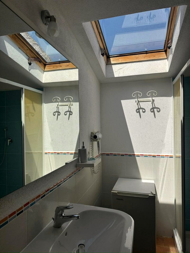 Bagno privato illuminato dal lucernario